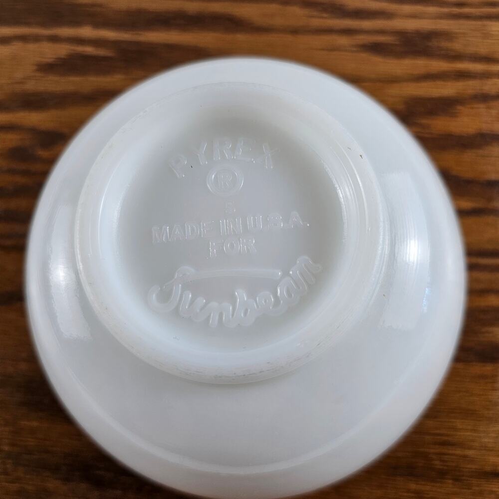 Pyrex Sunbeam Small Mixing Bowl with Spout 4.5 Cups Milk Glass Replacement Vtg